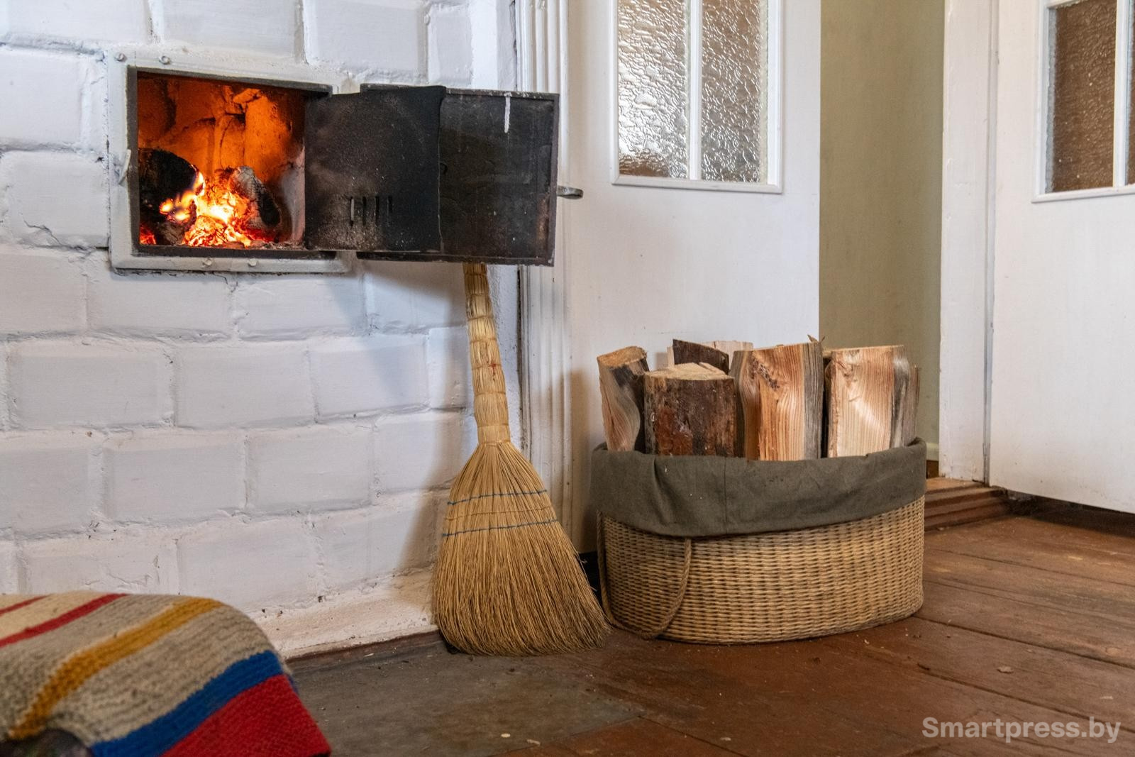3-Каждое утро в доме нужно затопить печь.jpg