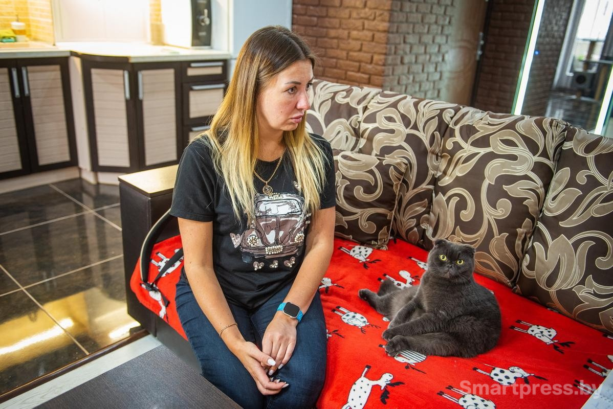 17-Боня любит проводить вечера на диване вместе с хозяйкой.jpg