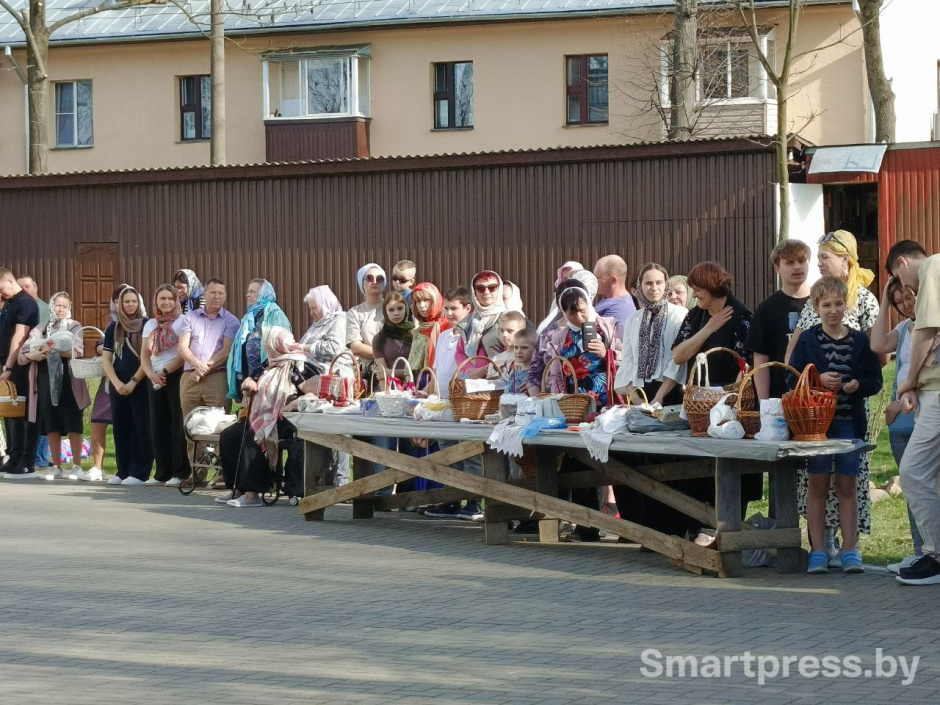 Верующие у церкви Рождества Иоанна Предтечи в Минске