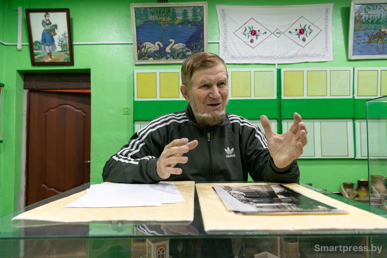 16-Василий Лавринович в музее рядом с усадьбой.jpg