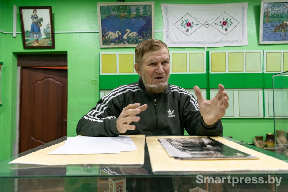 16-Василий Лавринович в музее рядом с усадьбой.jpg