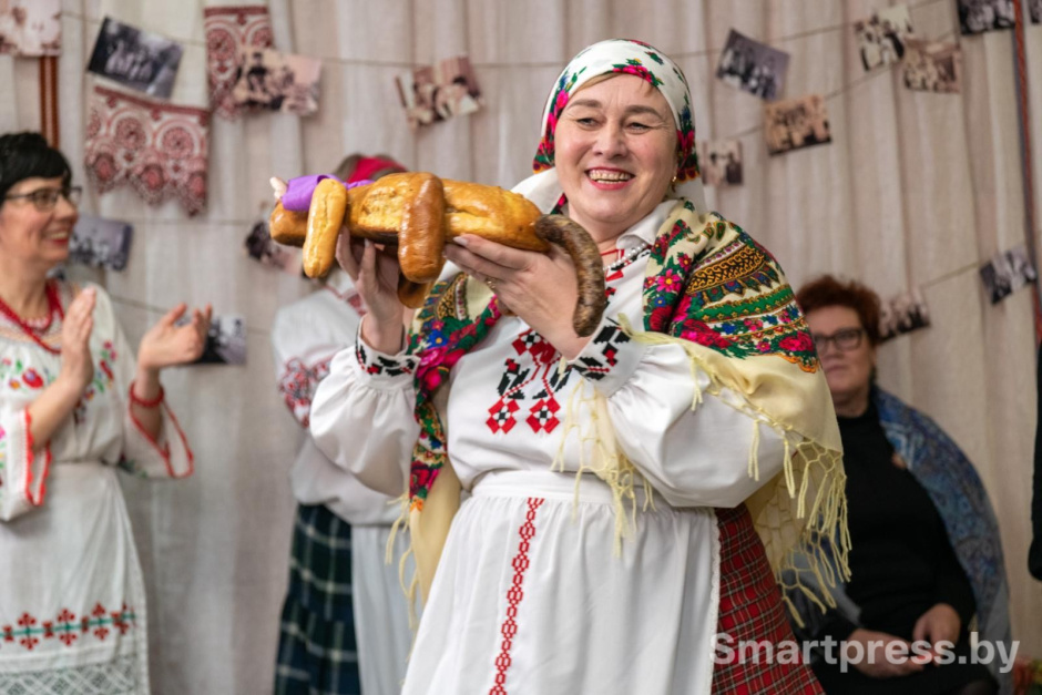 31-Сваха держит кота который никому не достался.jpg