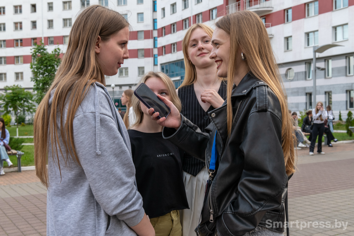 Женя, Алина и Оля собирались готовиться к экзамену, но не смогли пропустить такое событие