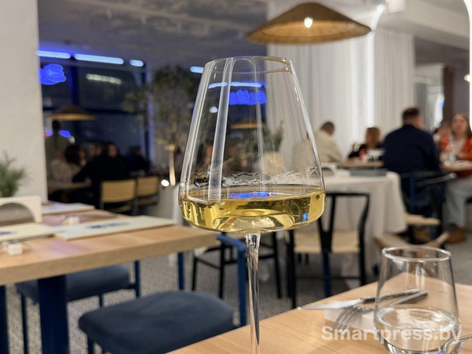 3-Бургундское шардоне в бокале.jpg