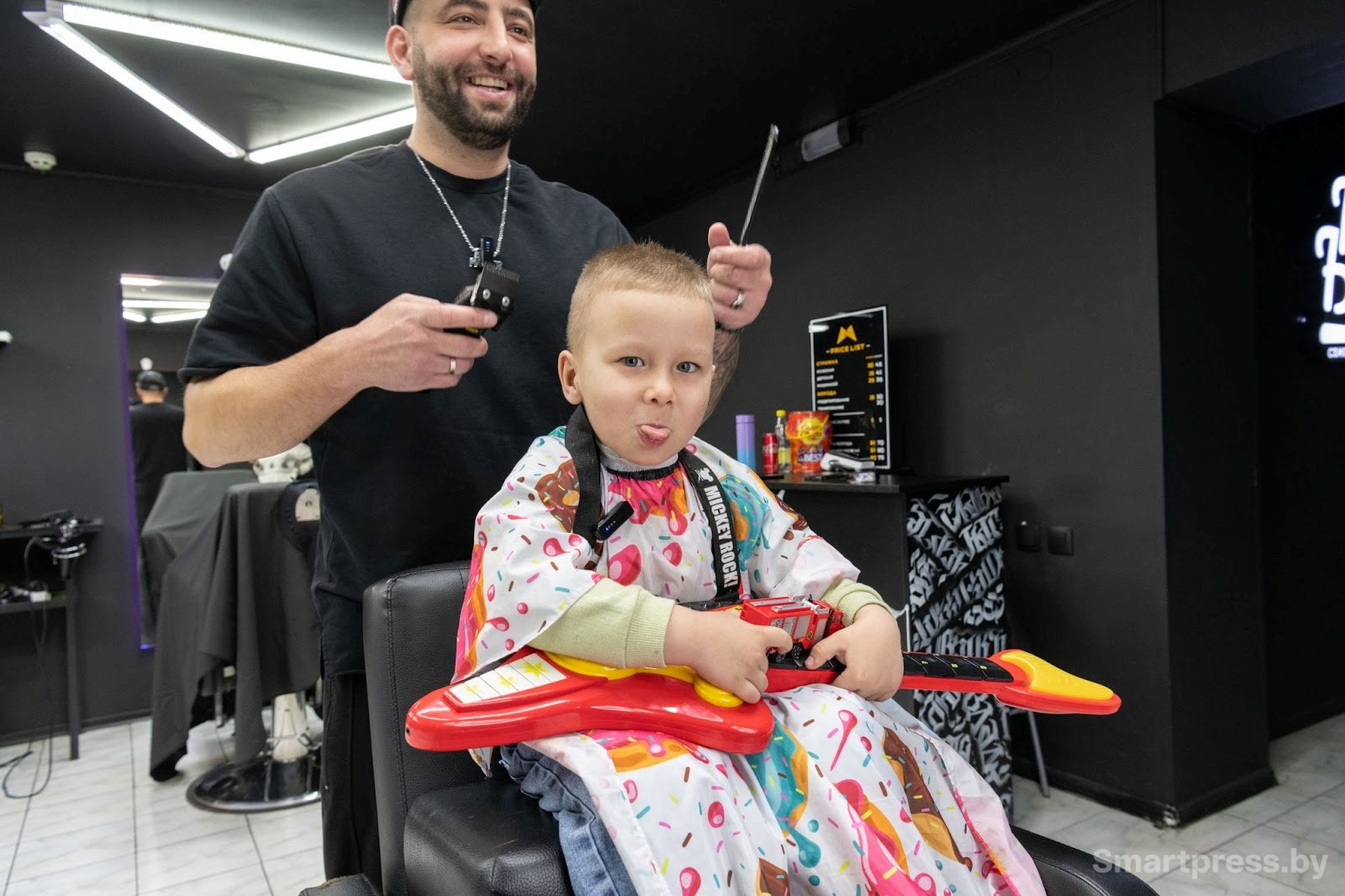 Бэби-парикмахер Владислав Якушин и Марк 1.jpg