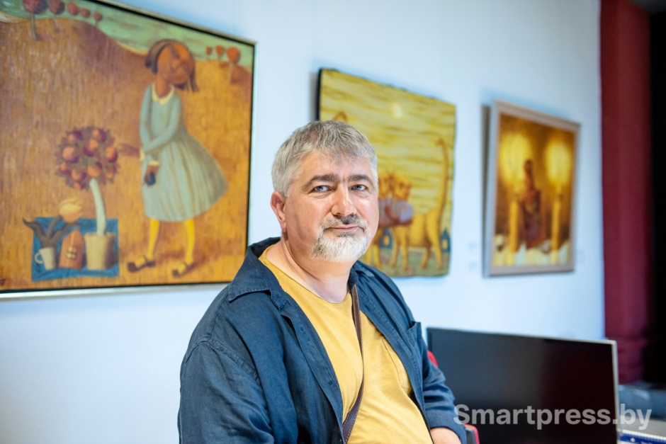 1-Художник Александр Демидов в офисе Смартпресс.jpg