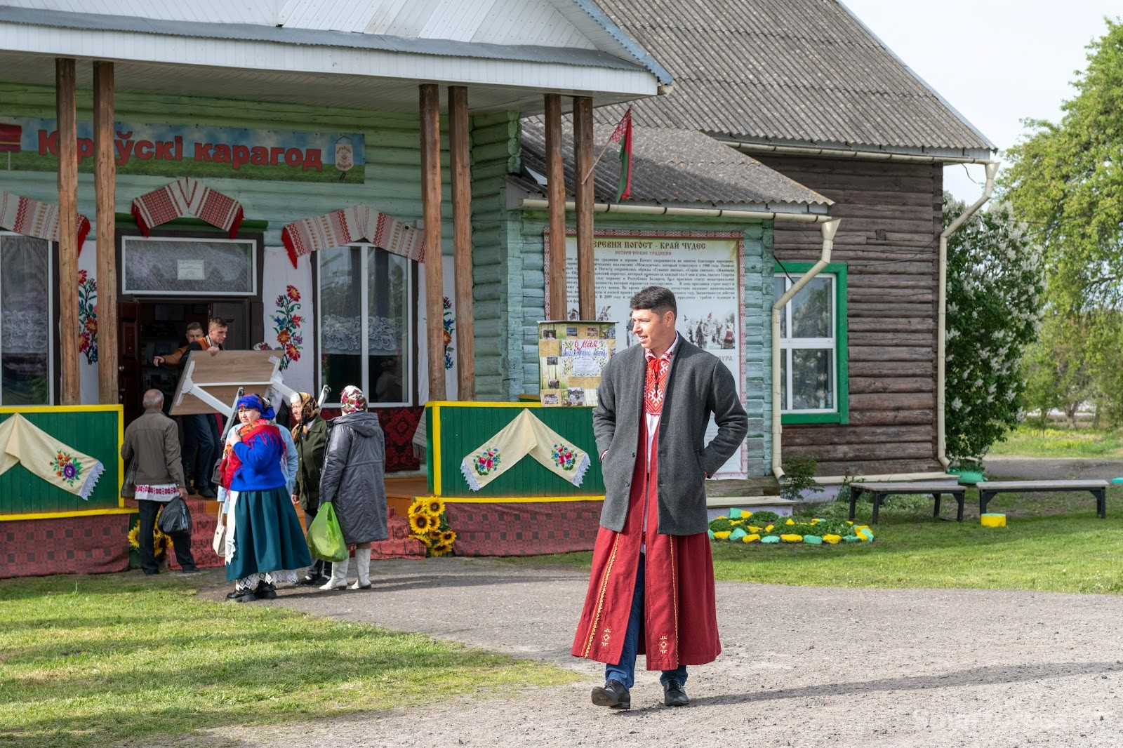 В деревне Погост водят Юрьевский хоровод 2.jpg