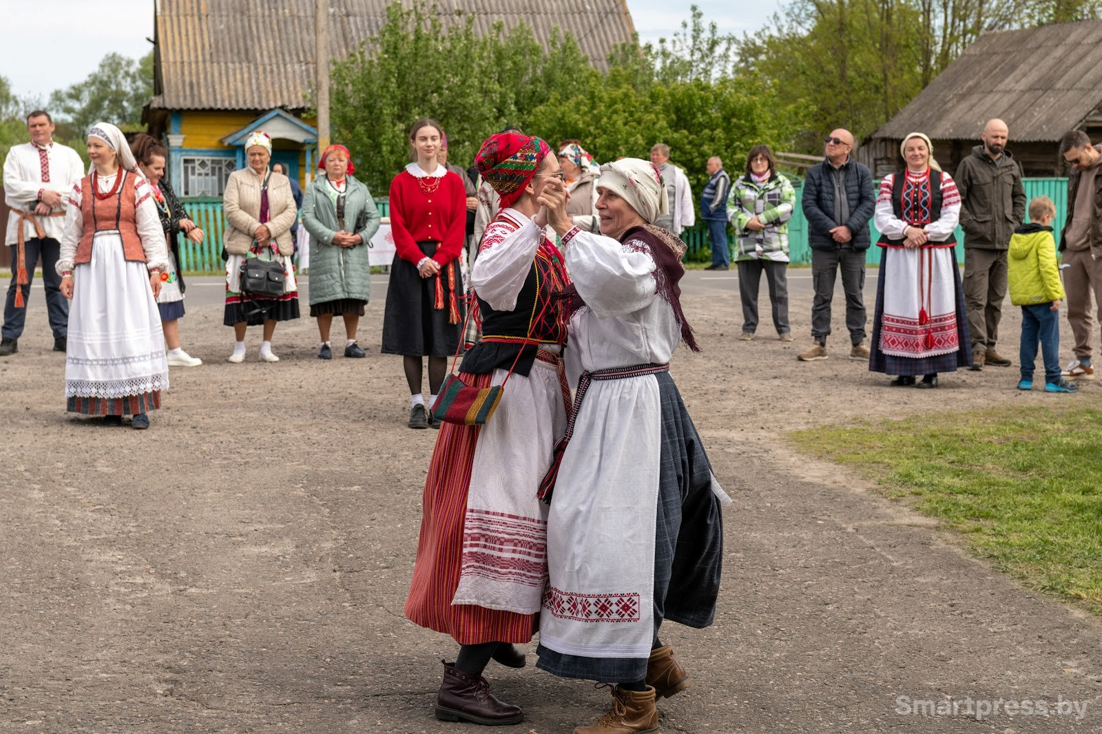В деревне Погост водят Юрьевский хоровод 7.jpg