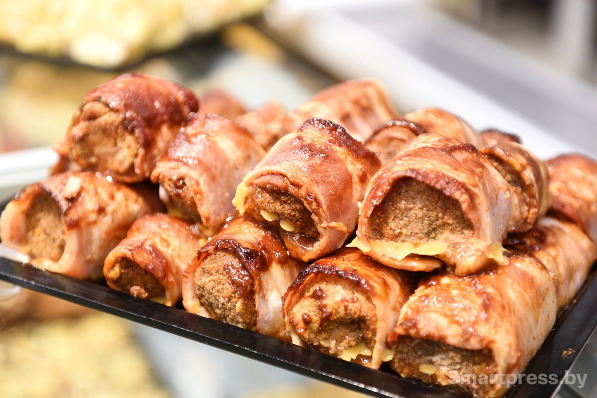 Новогодний стол рулетики из свинины