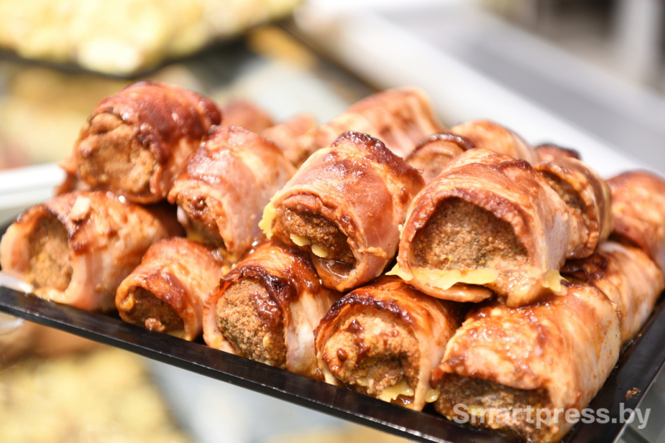 Новогодний стол рулетики из свинины