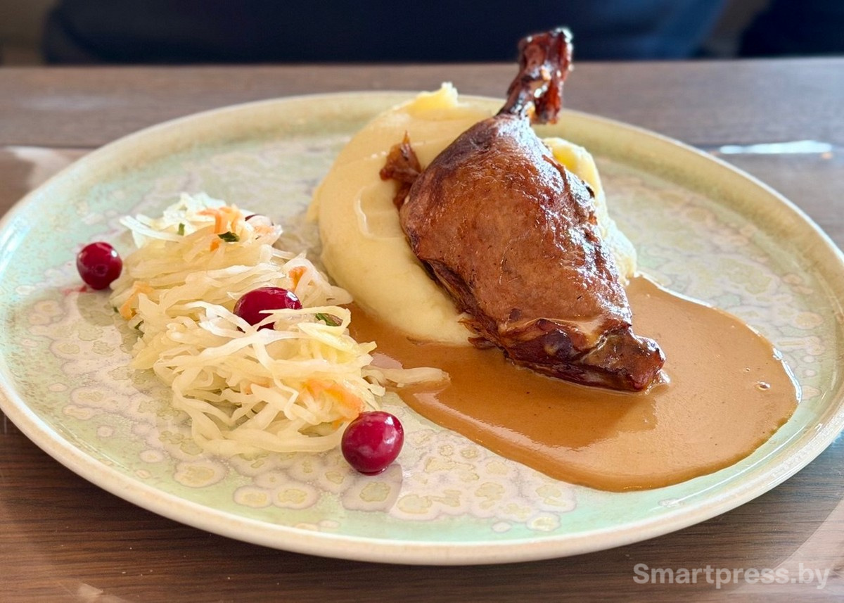 13-Утиная ножка с пюре и квашеной капустой.jpg