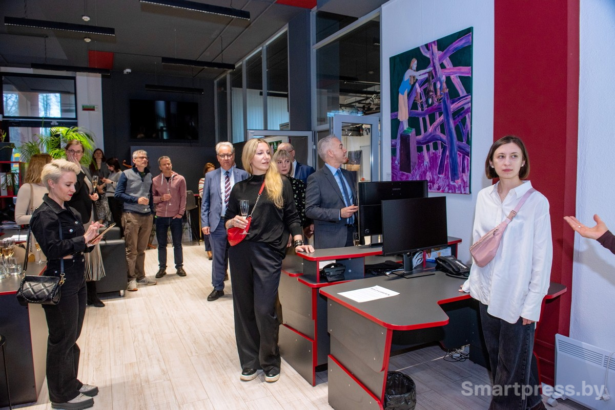 2-Дипломаты и представители бизнеса пришли посмотреть на работы Катерины Пашкевич.jpg