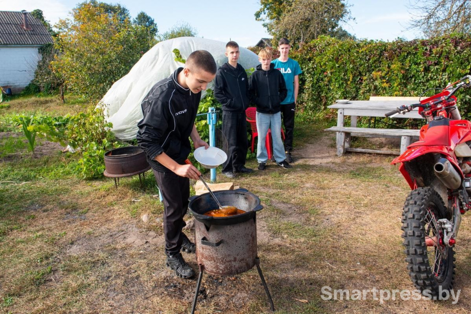 2-Арсений предлагает продегустировать солянку.jpg