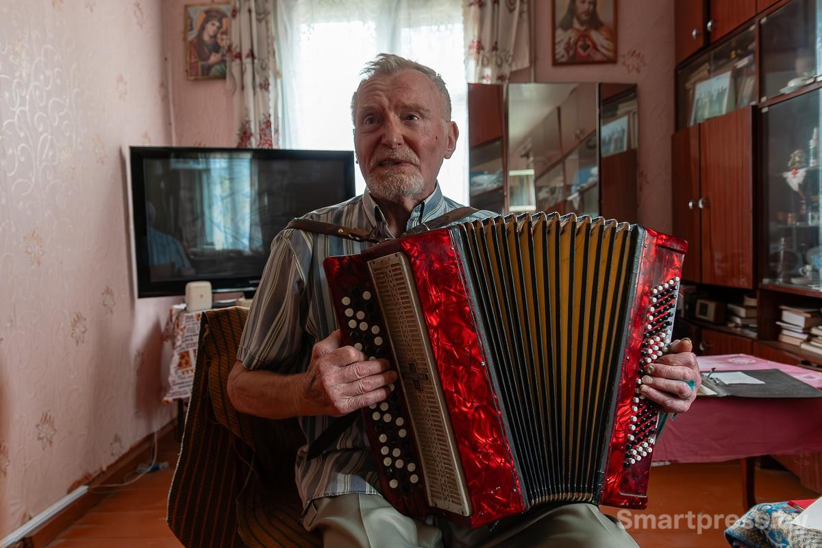 19-Альфред Тычко с баяном.jpg