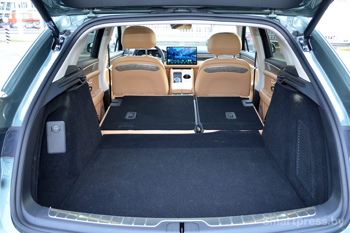 Багажник Seres 5 со сложенными сиденьями заднего ряда.JPG