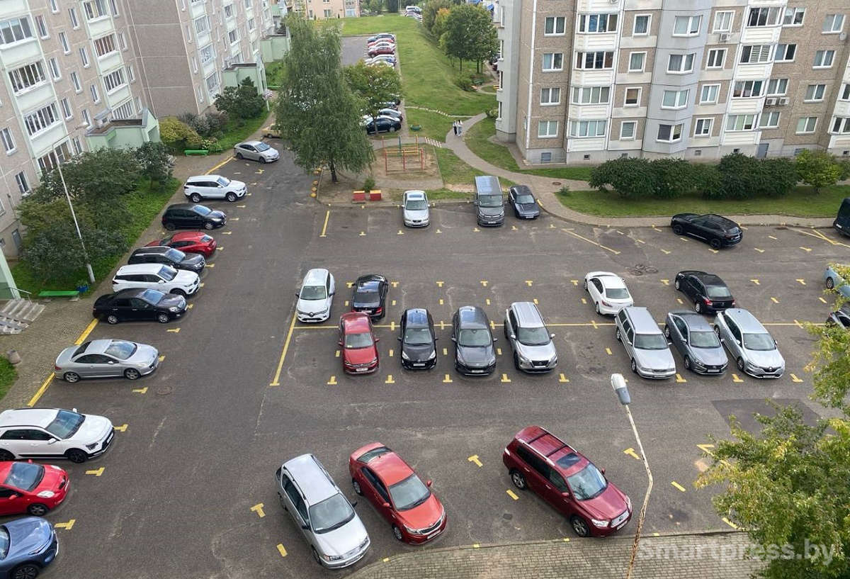 парковка во дворе, иллюстративное фото