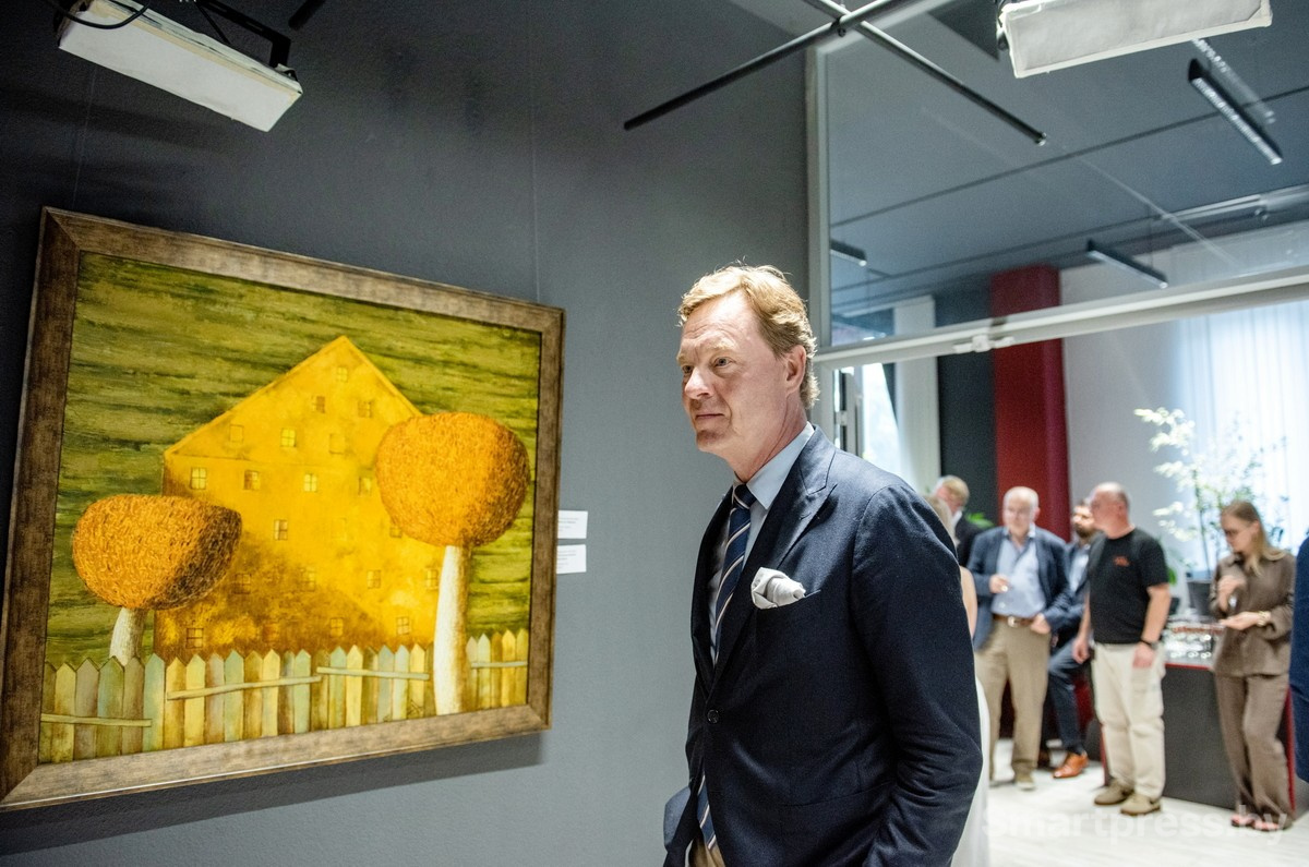 24-Поверенный в делах ЕС Стен Нерлов возле картины Дом за забором.jpg