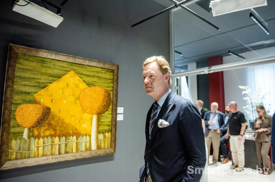 24-Поверенный в делах ЕС Стен Нерлов возле картины Дом за забором.jpg