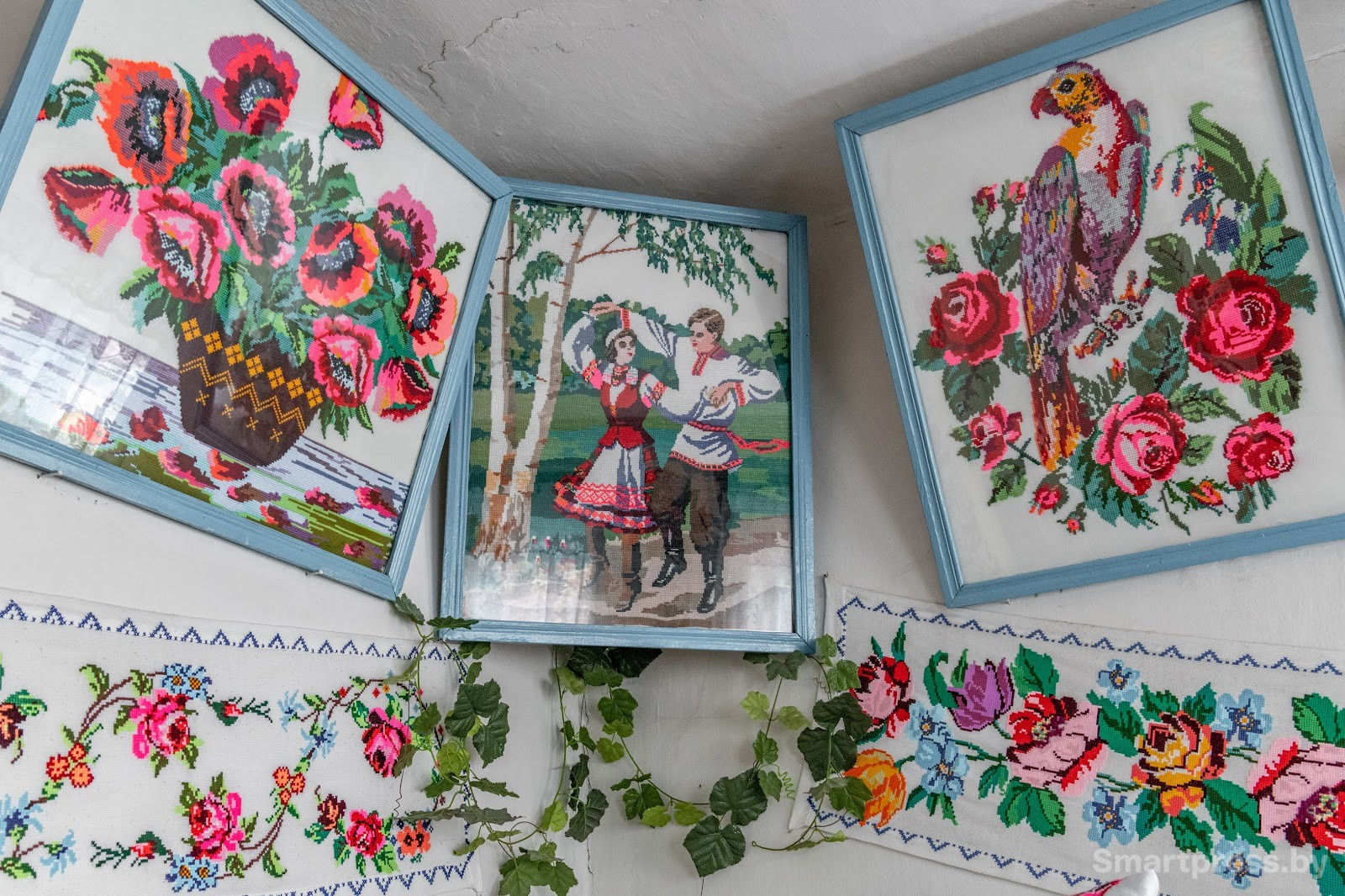 Вышитые рушники и картины.jpg