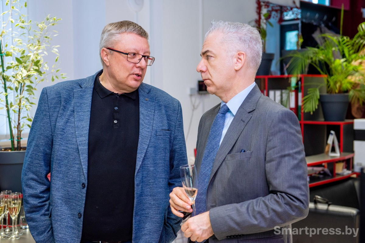 8-Директор Смартпресс Вячеслав Зенькович (слева) и поверенный в делах Франции в Беларуси Людовик Руайе.jpg