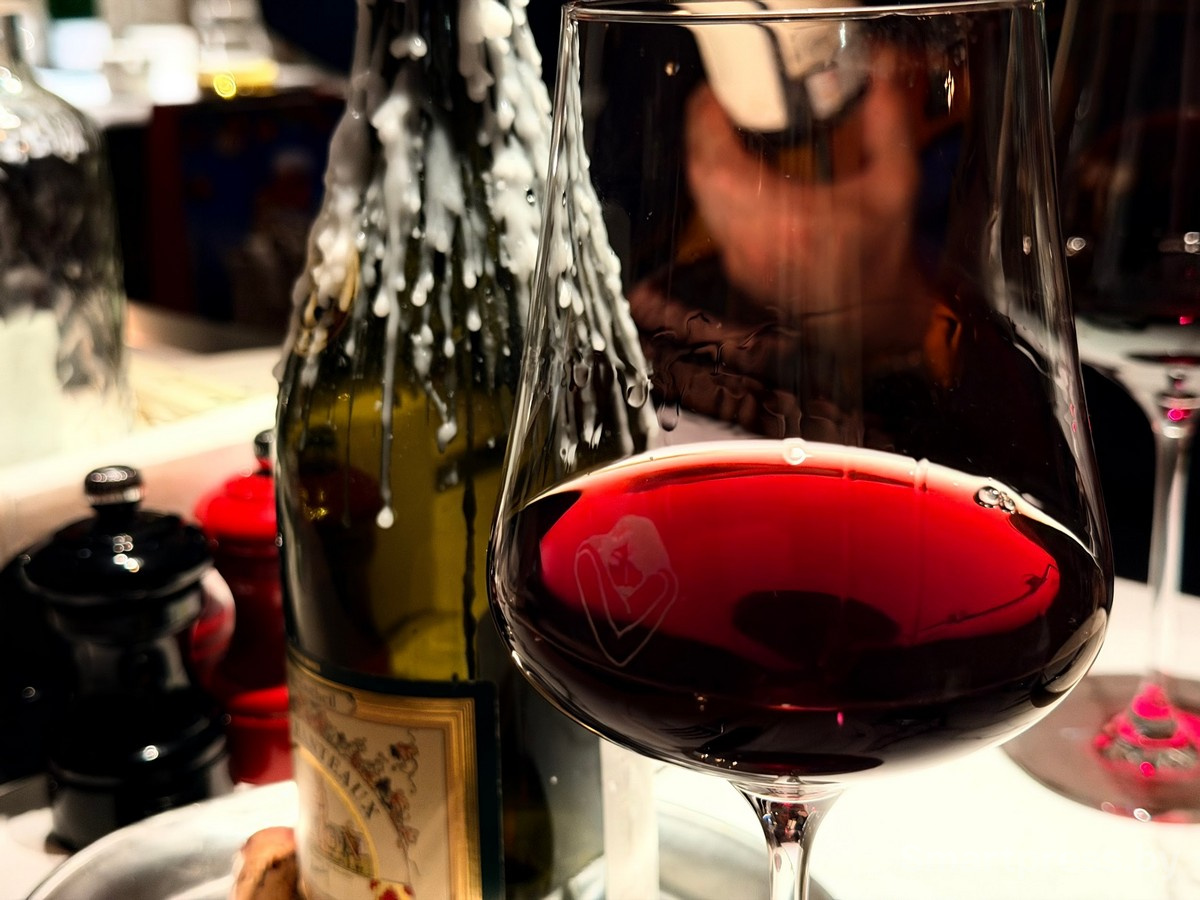 4-Бокал с вином винный бар Nola.jpg