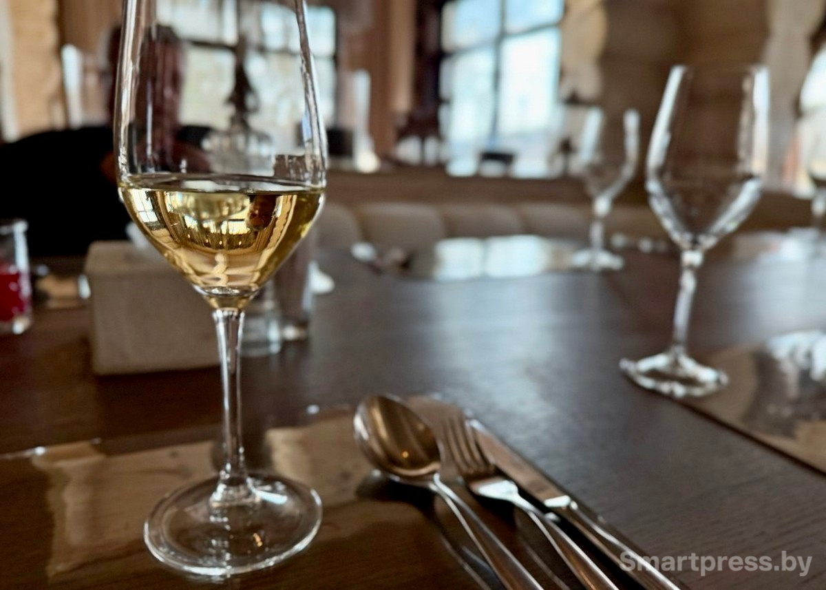 6-Вино в ресторане Дубровъ.jpg