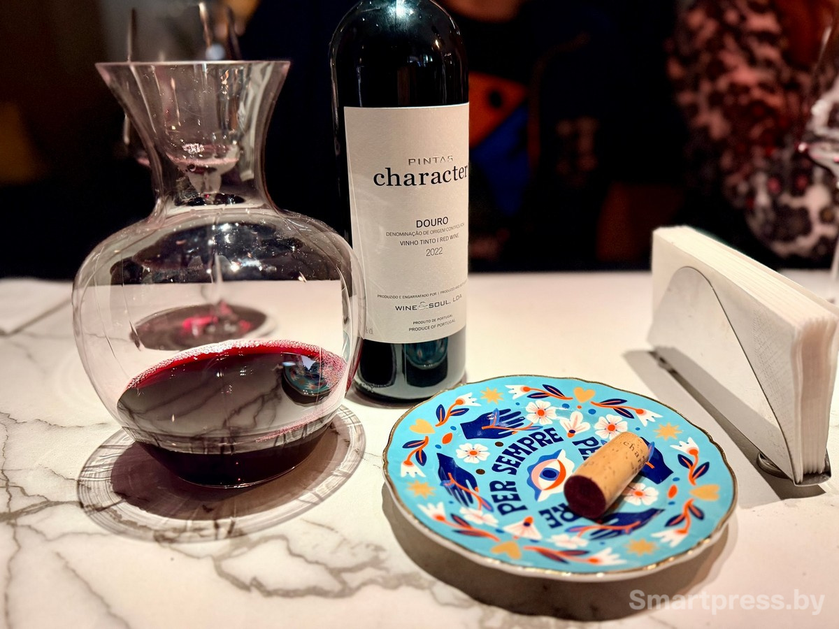 17-Вино в баре Nola.jpg