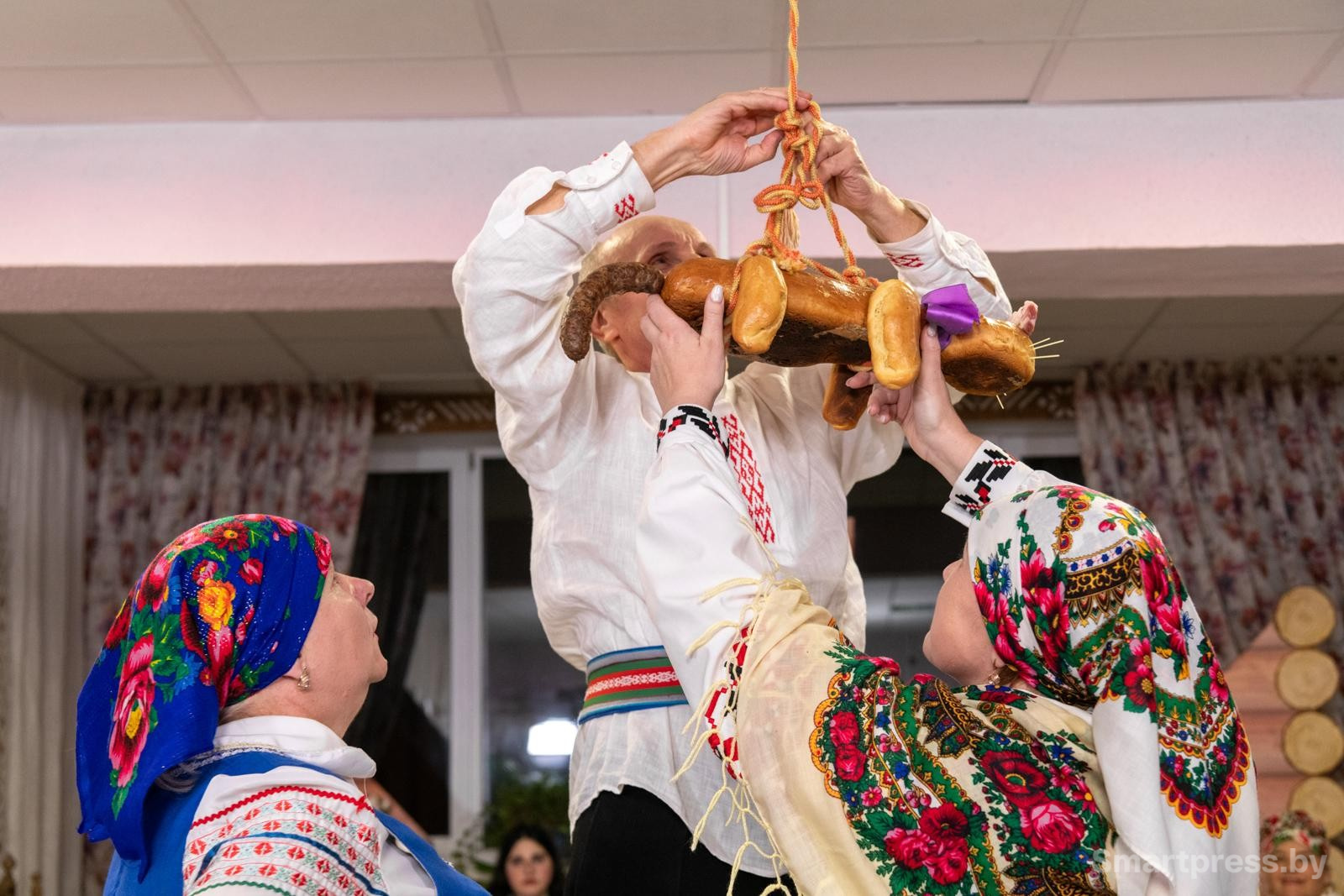 22-Задача - откусить любую часть подвешенного под потолком кота.jpg