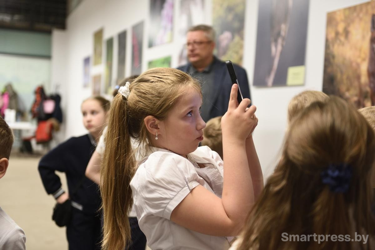 1-Школьники на фотовыставке Дикая природа Беларуси 2025.jpg