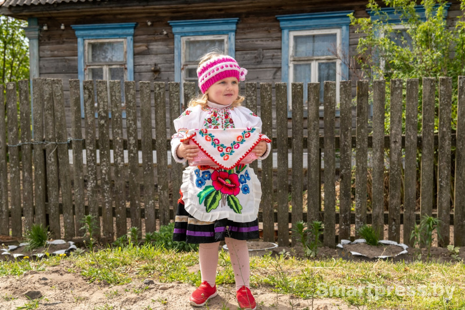 Маленькой Мире национальный костюм достался по наследству.jpg