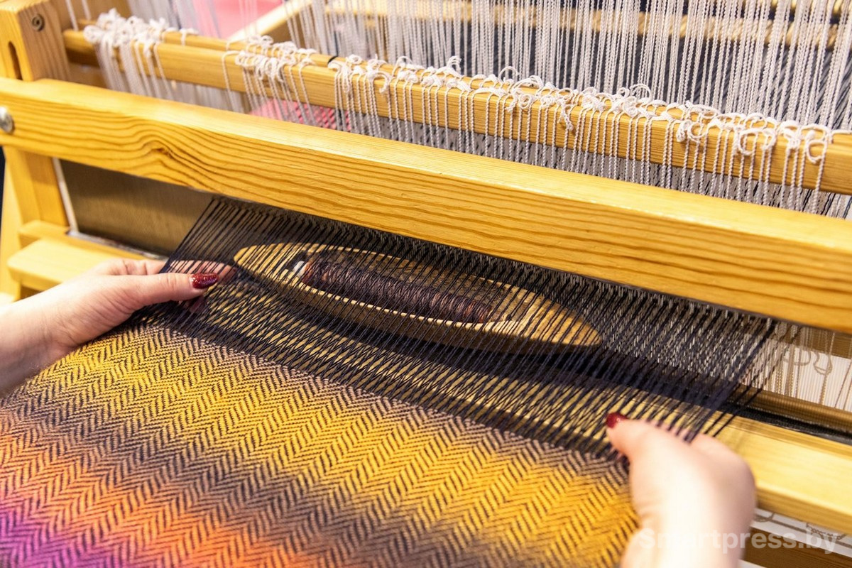 4-За ткацким станком.jpg