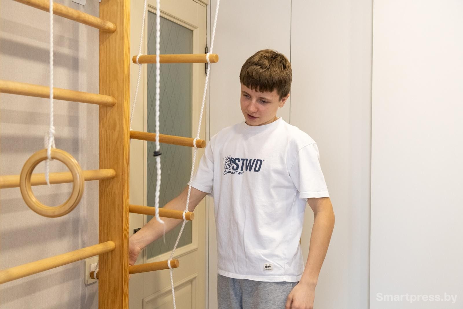 5-У Романа дома есть небольшой спортивный уголок.jpg