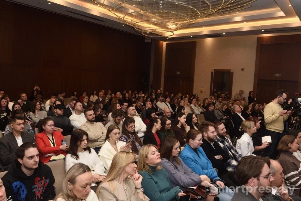 1-В конференц-зале Ренессанса был солд-аут.jpg