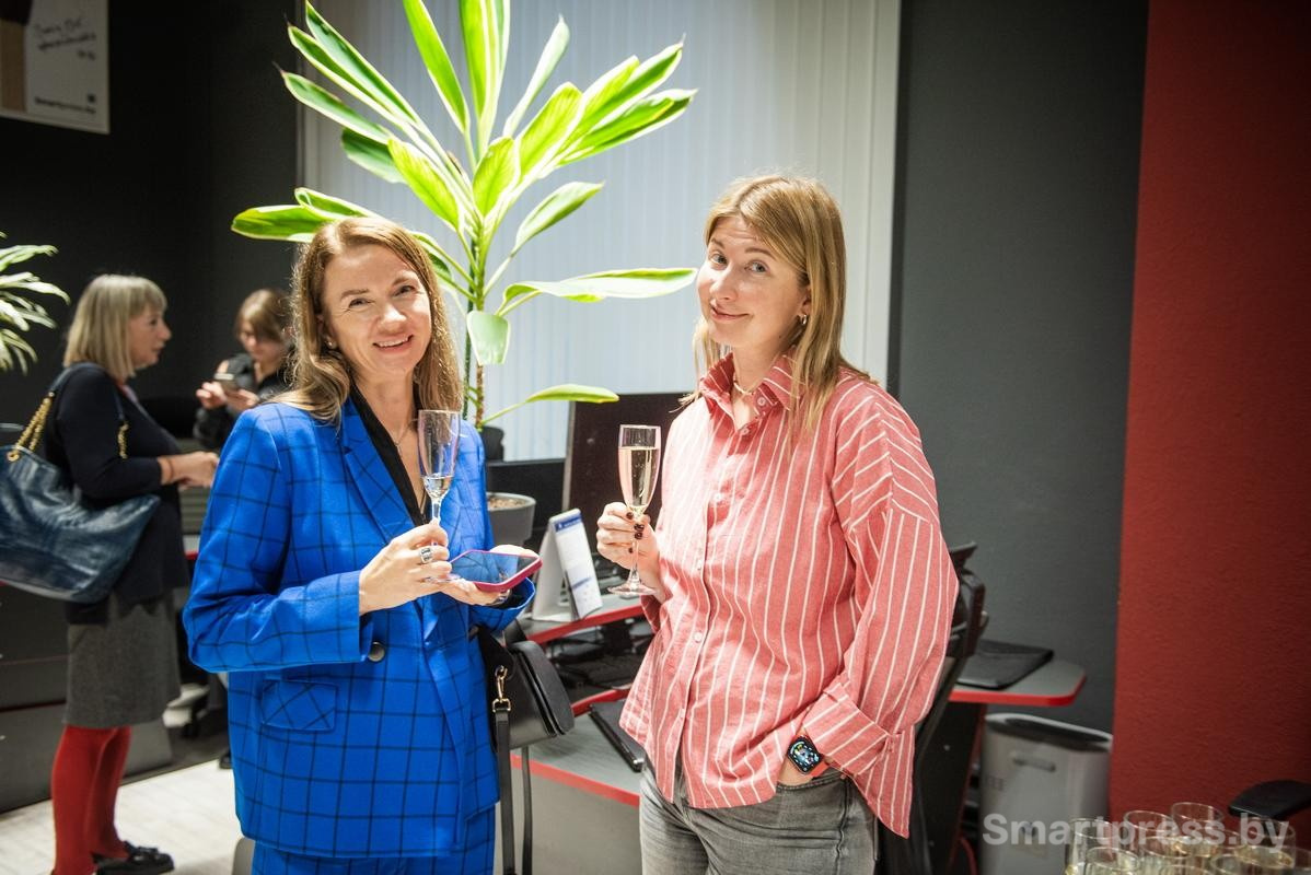19-Бренд-менеджер Фармлэнд Екатерина Ершова (слева) и директор по маркетингу компании Active Cloud Наталья Сафонова.jpg