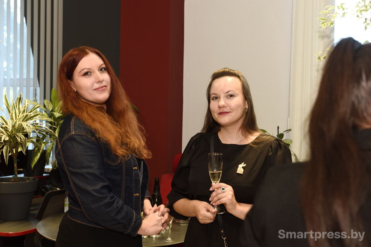 Переводчик образовательного центра программирования и высоких технологий Speak Native Анастасия Тригубович (слева) и руководитель отдела обучения Ольга Ермакова.jpg