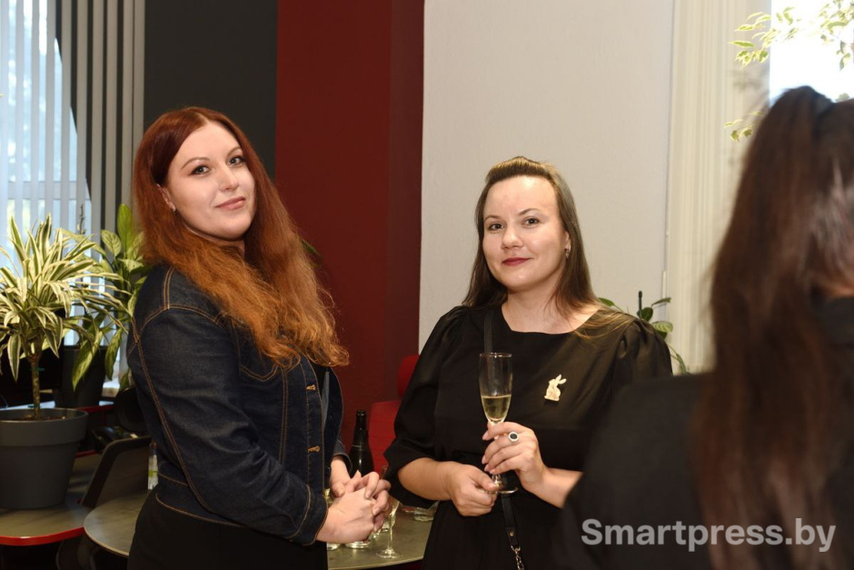 Переводчик образовательного центра программирования и высоких технологий Speak Native Анастасия Тригубович (слева) и руководитель отдела обучения Ольга Ермакова.jpg