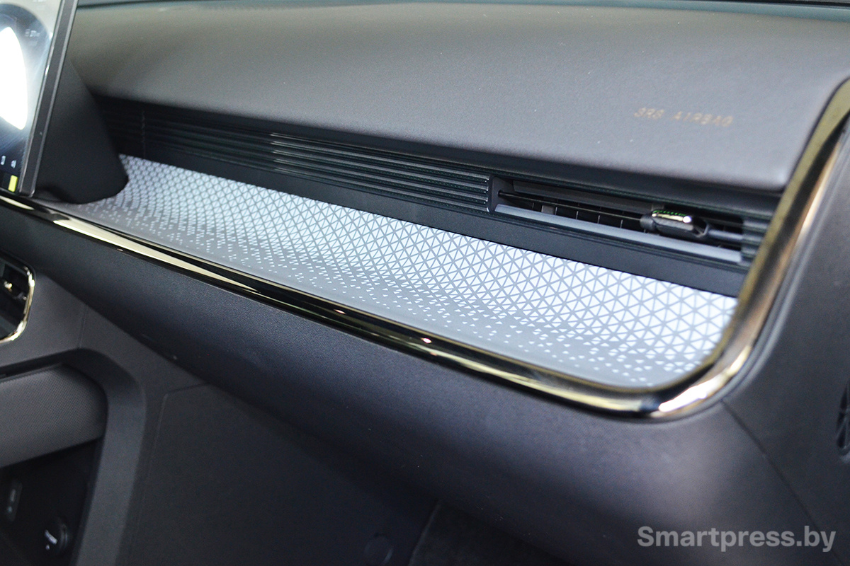 Toyota bZ3X полка для мелочей на передней панели.JPG