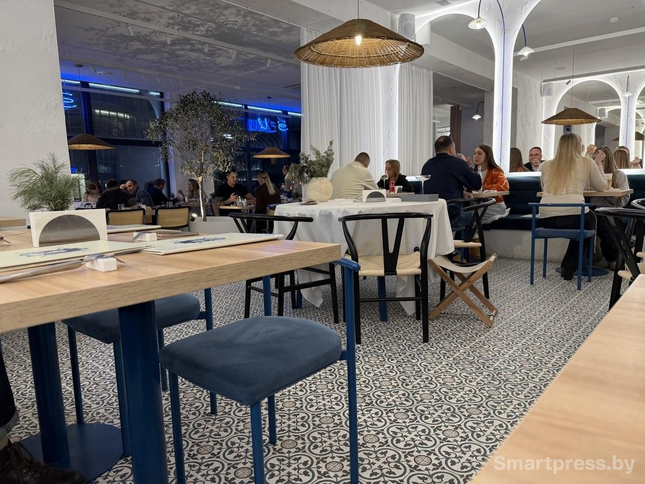 12-Интерьер греческого бистро Зои в Минске.jpg