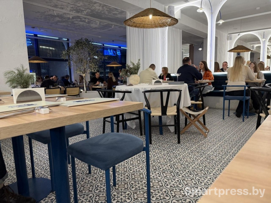 12-Интерьер греческого бистро Зои в Минске.jpg