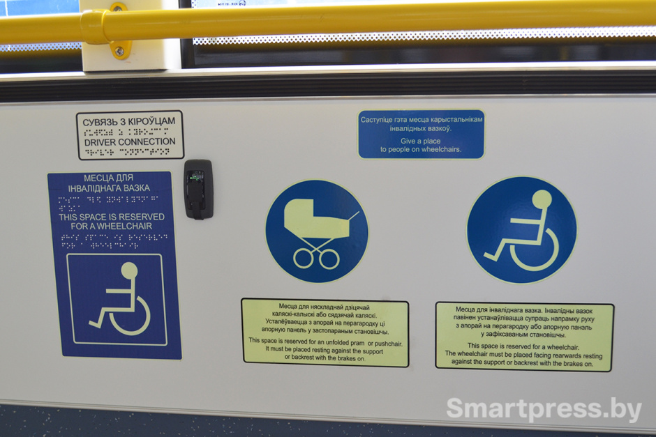 Информационные таблички в салоне трамвая T811