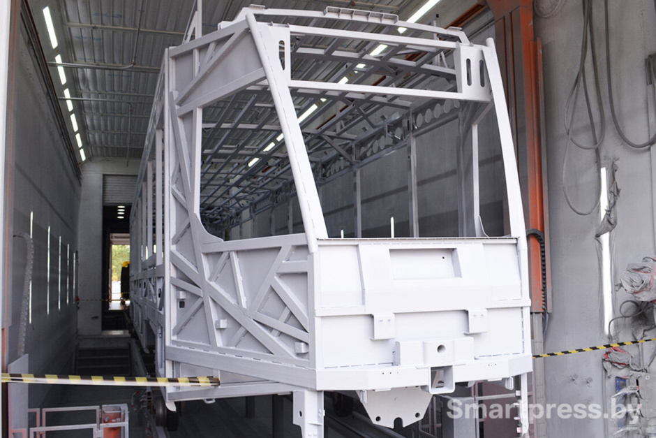Каркас кузова трамвая после грунтования в покрасочной камере