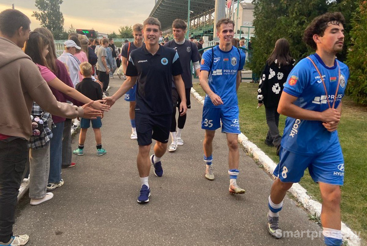 Игроки покидают стадион