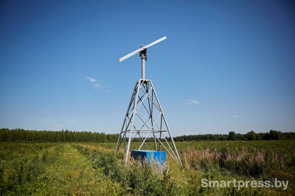 8-Ветрогенератор в поле.jpg