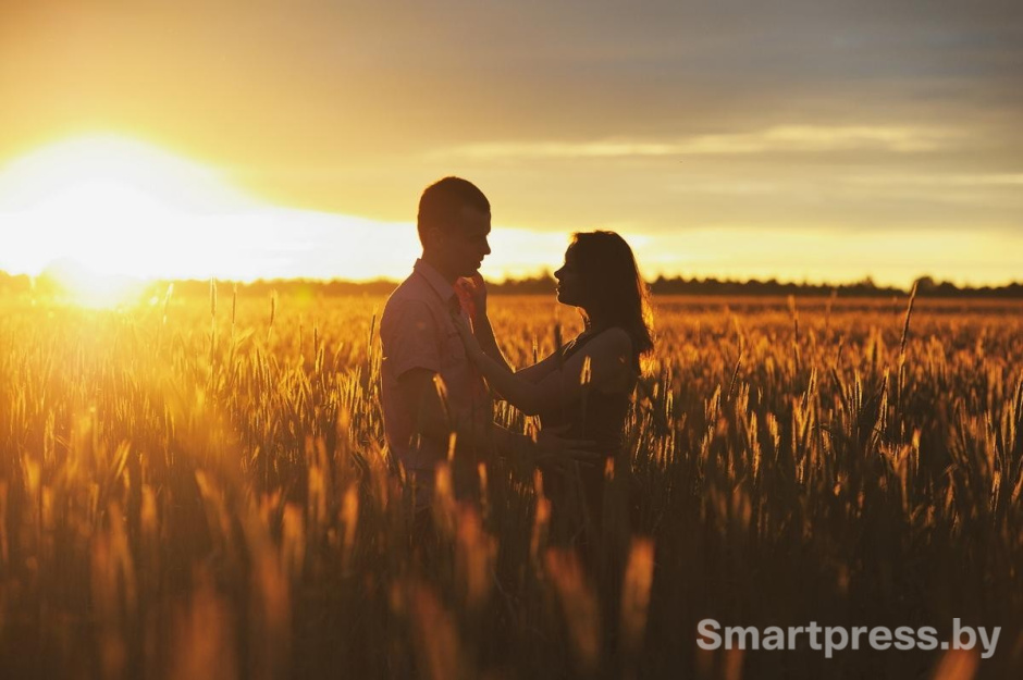 13-Влюбленные в поле на закате.jpg