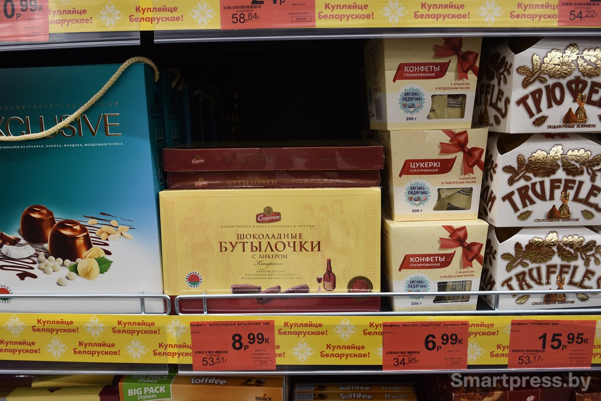 шоколадные конфеты на витрине