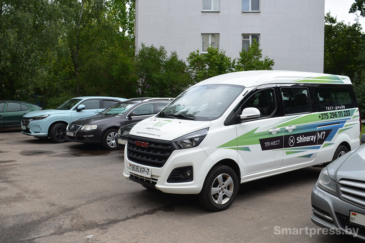 Shineray M7 на придомовой парковке.jpg