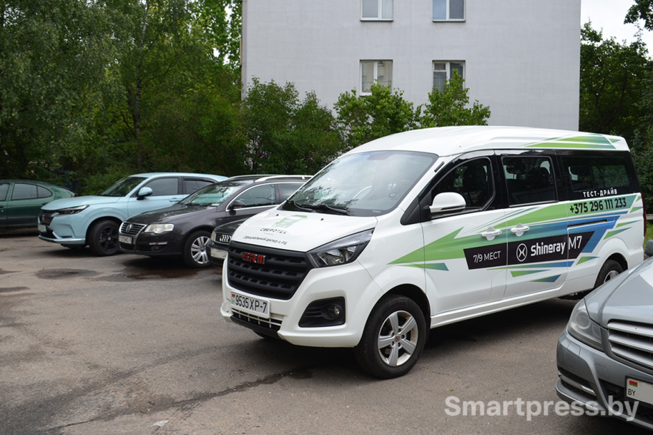 Shineray M7 на придомовой парковке.jpg