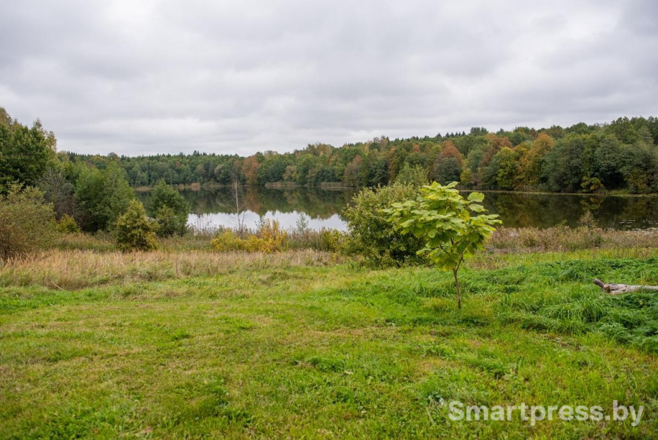 3-Озеро Женское находится прямо рядом с усадьбой Александра.jpg