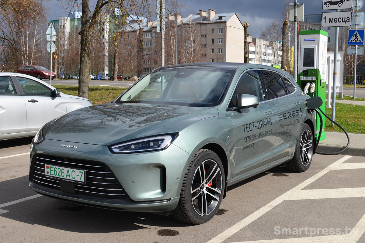 Seres 5 на зарядной станции.JPG