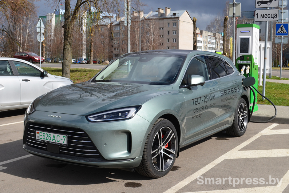 Seres 5 на зарядной станции.JPG